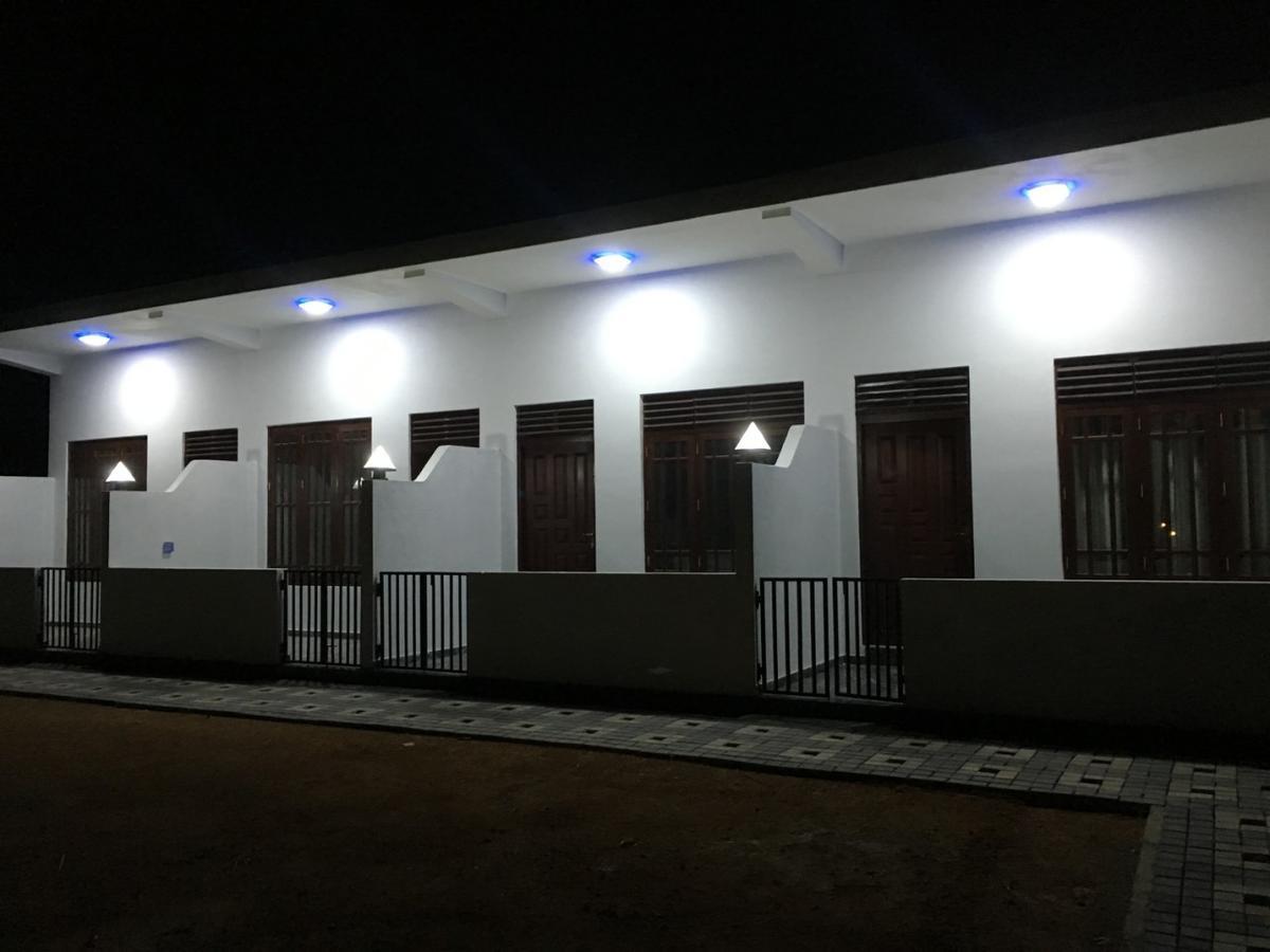 Sea Breeze Hotel Bentota Bagian luar foto