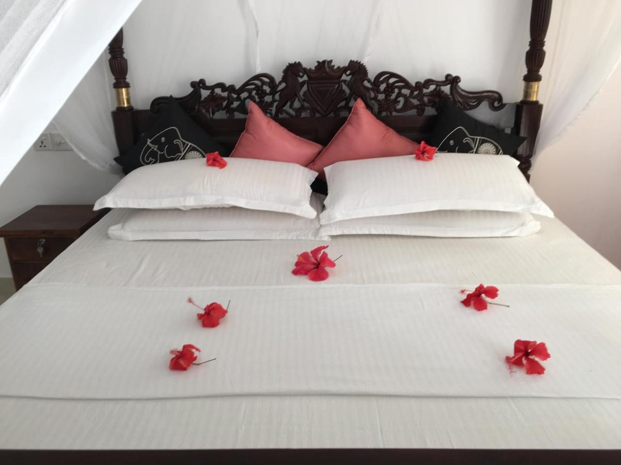 Sea Breeze Hotel Bentota Bagian luar foto