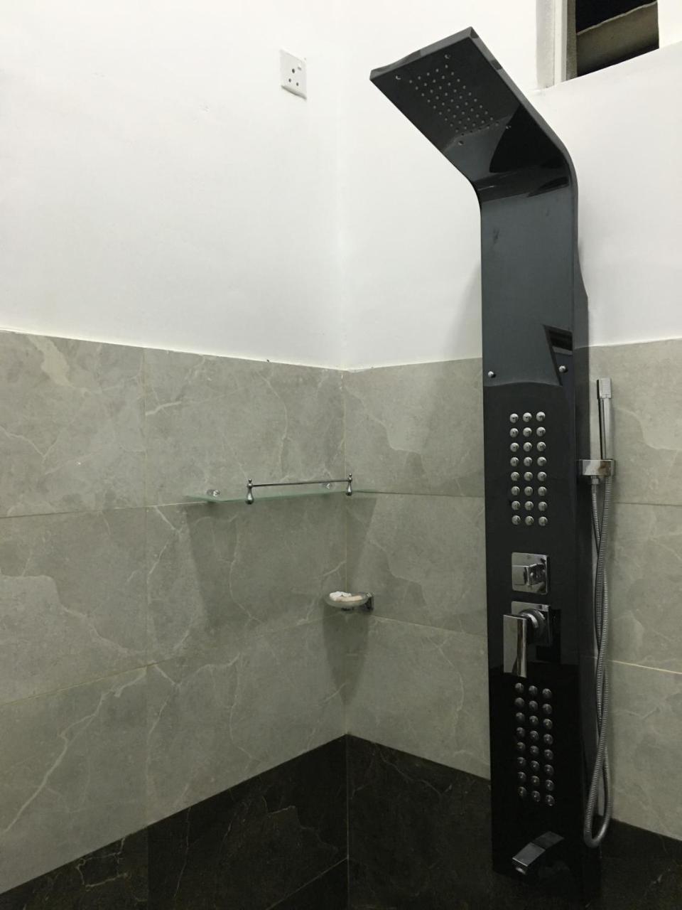 Sea Breeze Hotel Bentota Bagian luar foto